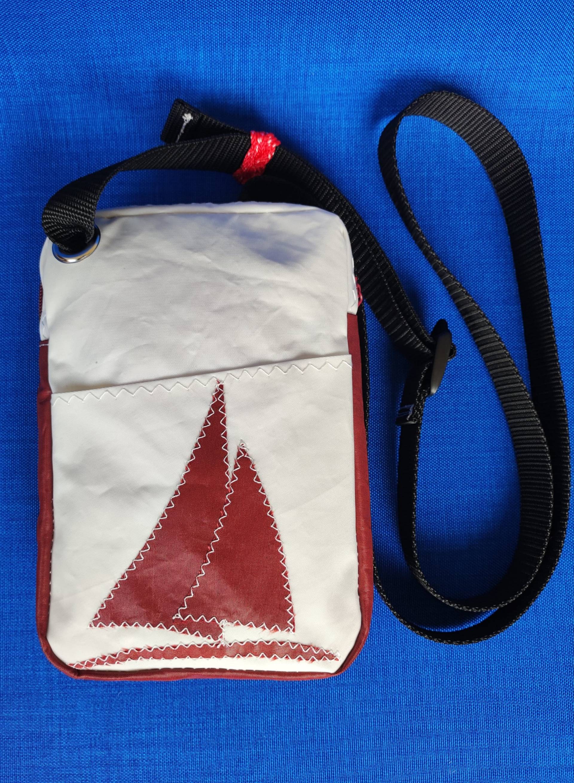 Segeltuchtasche "Mien Lüttje" Aus Weißem Und Dunkelrotem Segel Mit Segelapplikation - Personalisierbar Segeltuchtasche "Mien Lüttje" Aus Weißem Und Dunkelrotem Segel Mit Segelapplikation - Personalisierbar von kiHZigZag