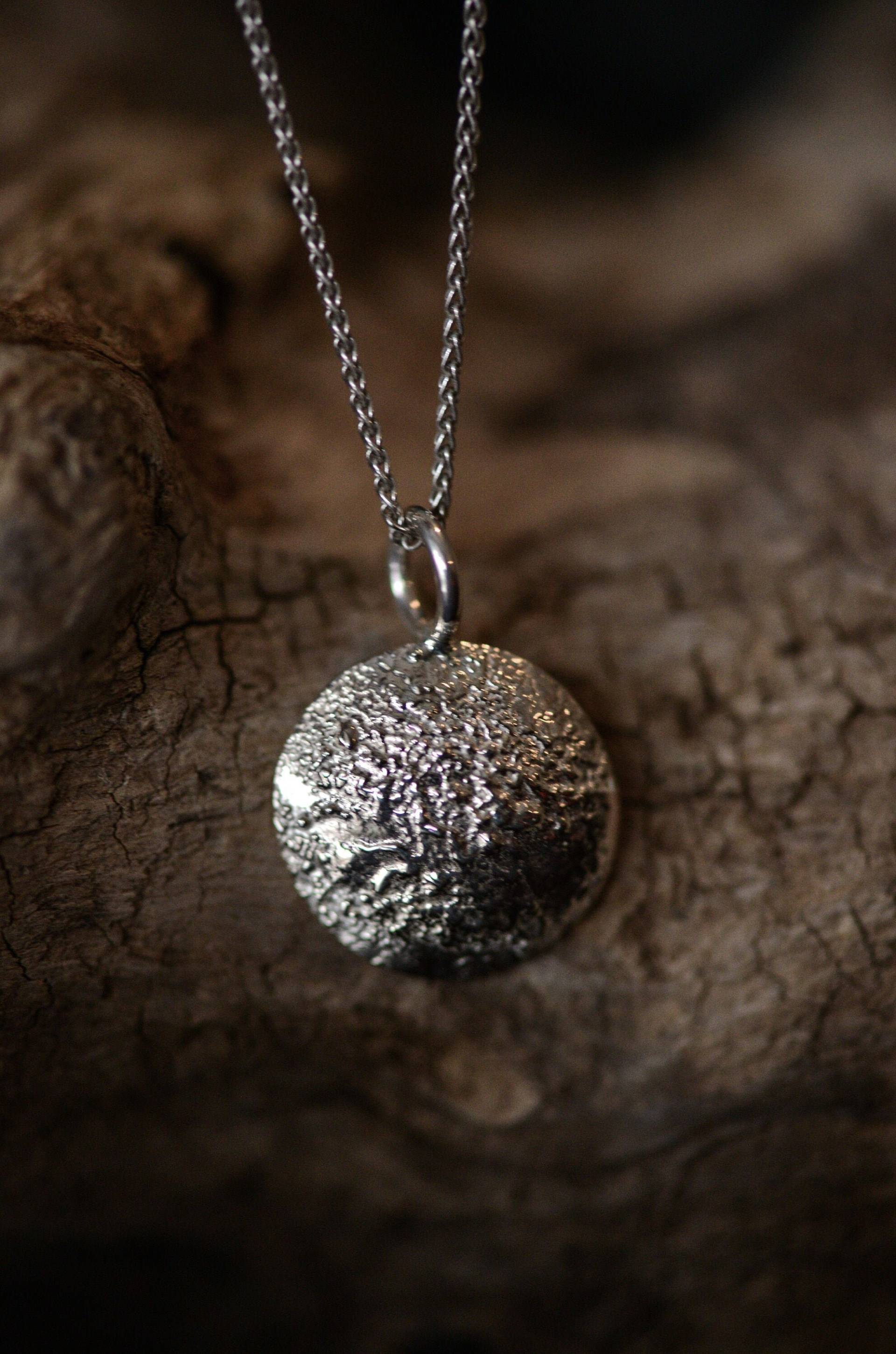 Neumond/Vollmond Kette - Mond Anhänger in Silber Yuéliàng Handmade By Kieve Pauzé von kievepauze