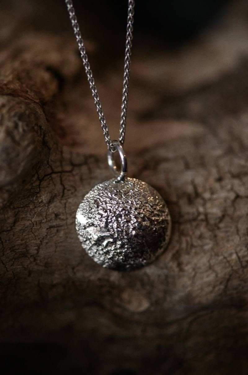 Neumond/Vollmond Kette - Mond Anhänger in Silber Yuéliàng Handmade By Kieve Pauzé von kievepauze