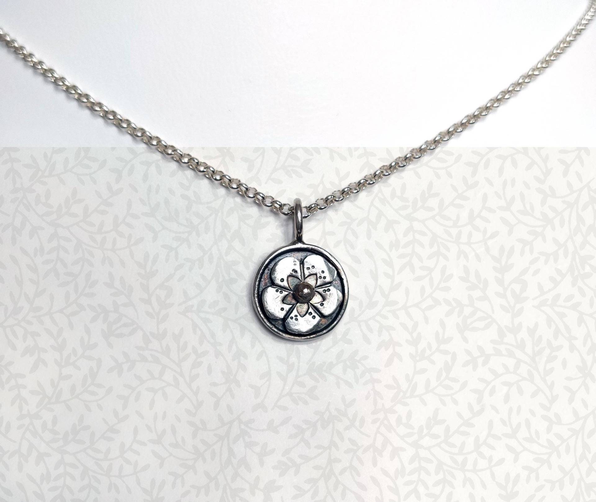 Kette Mit Silberblume Kette Mit Silberblume von kiezmietz