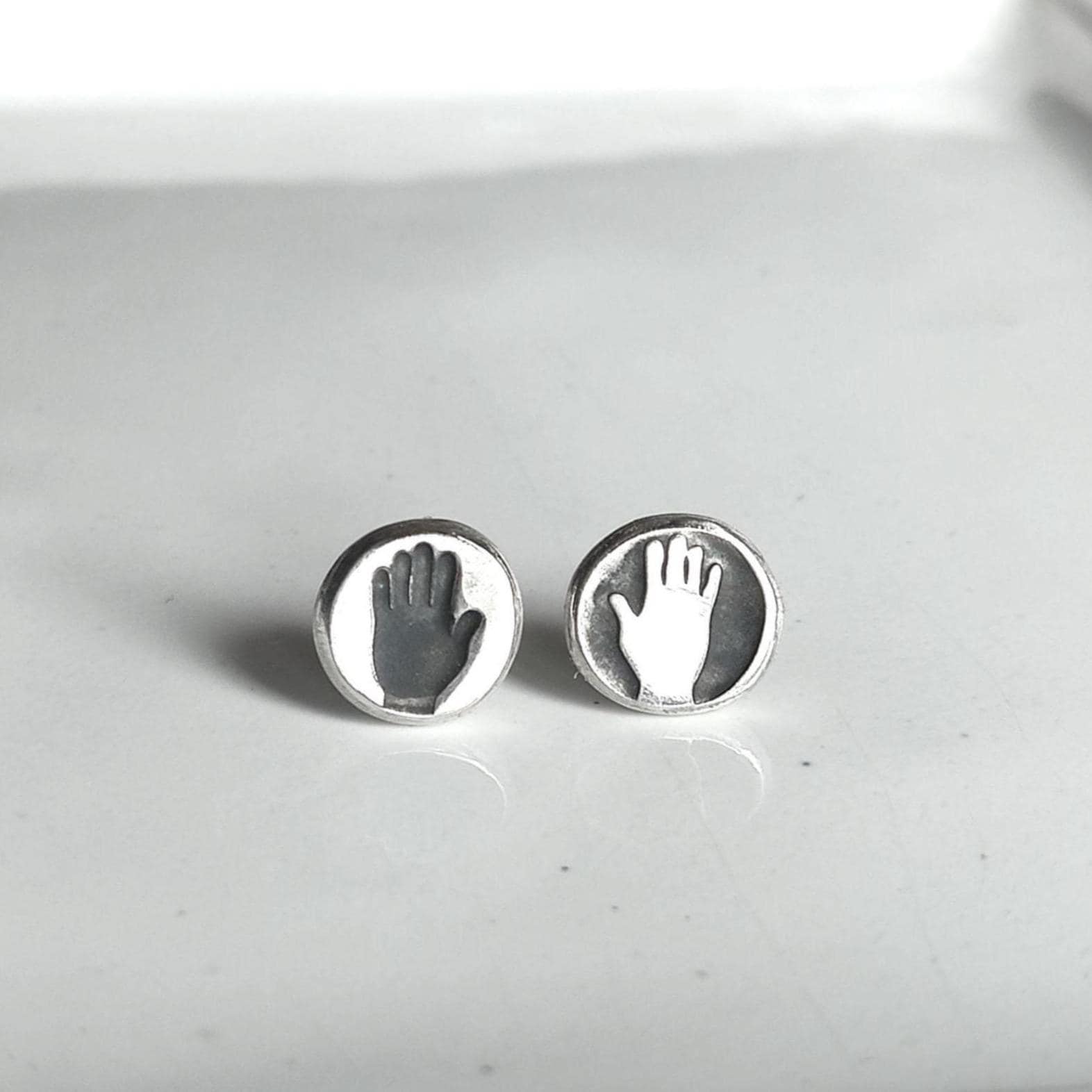 Ohrstecker Hand In Ohrstecker Hand In von kiezmietz