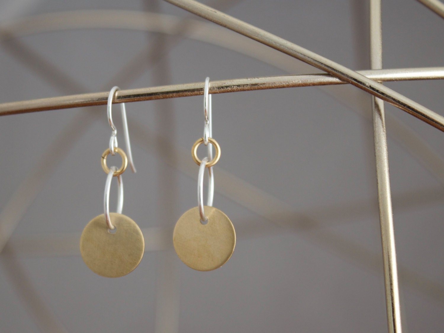 Disc-Ohrringe Messing, Schlichte Messing Und Silber Ohrringe Disc-Ohrringe Messing, Schlichte Messing Und Silber Ohrringe von kikibyKV
