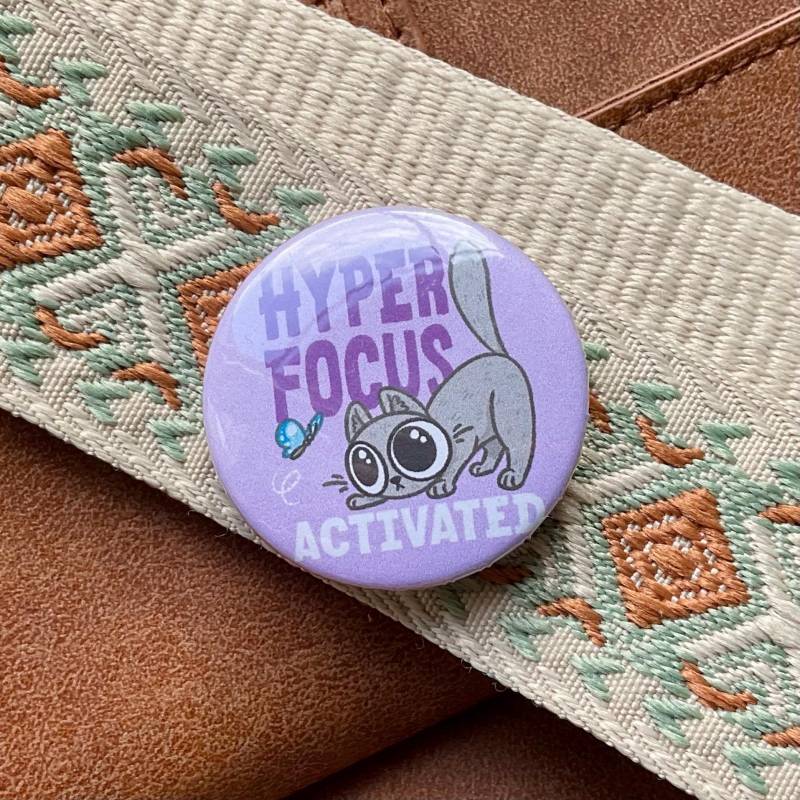 Hyperfocus Activated Adhs Katze - Button Anstecker 38mm von kikolettaCrafts
