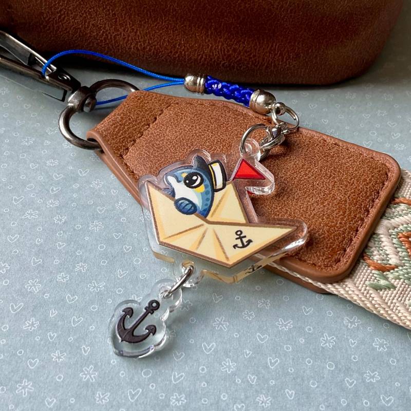 Kleiner Acryl Anhänger Fisch in Papierboot Mit Anker von kikolettaCrafts