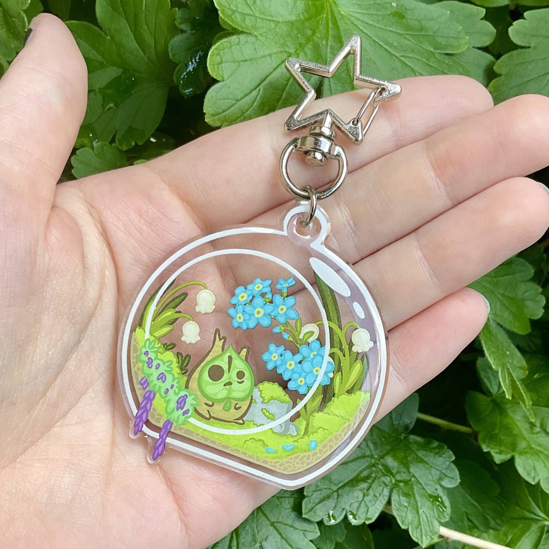 Kleiner Waldgeist in Pflanzenterrarium - Doppelseitig Bedruckter Acryl Anhänger Mit Epoxy Kuppel Kleiner Waldgeist in Pflanzenterrarium - Doppelseitig Bedruckter Acryl Anhänger Mit Epoxy Kuppel von kikolettaCrafts