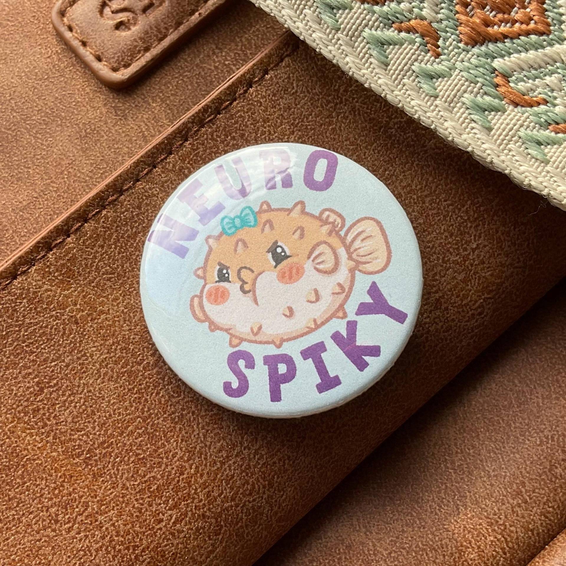 Neurospiky Kugelfisch - Button Anstecker 38mm von kikolettaCrafts