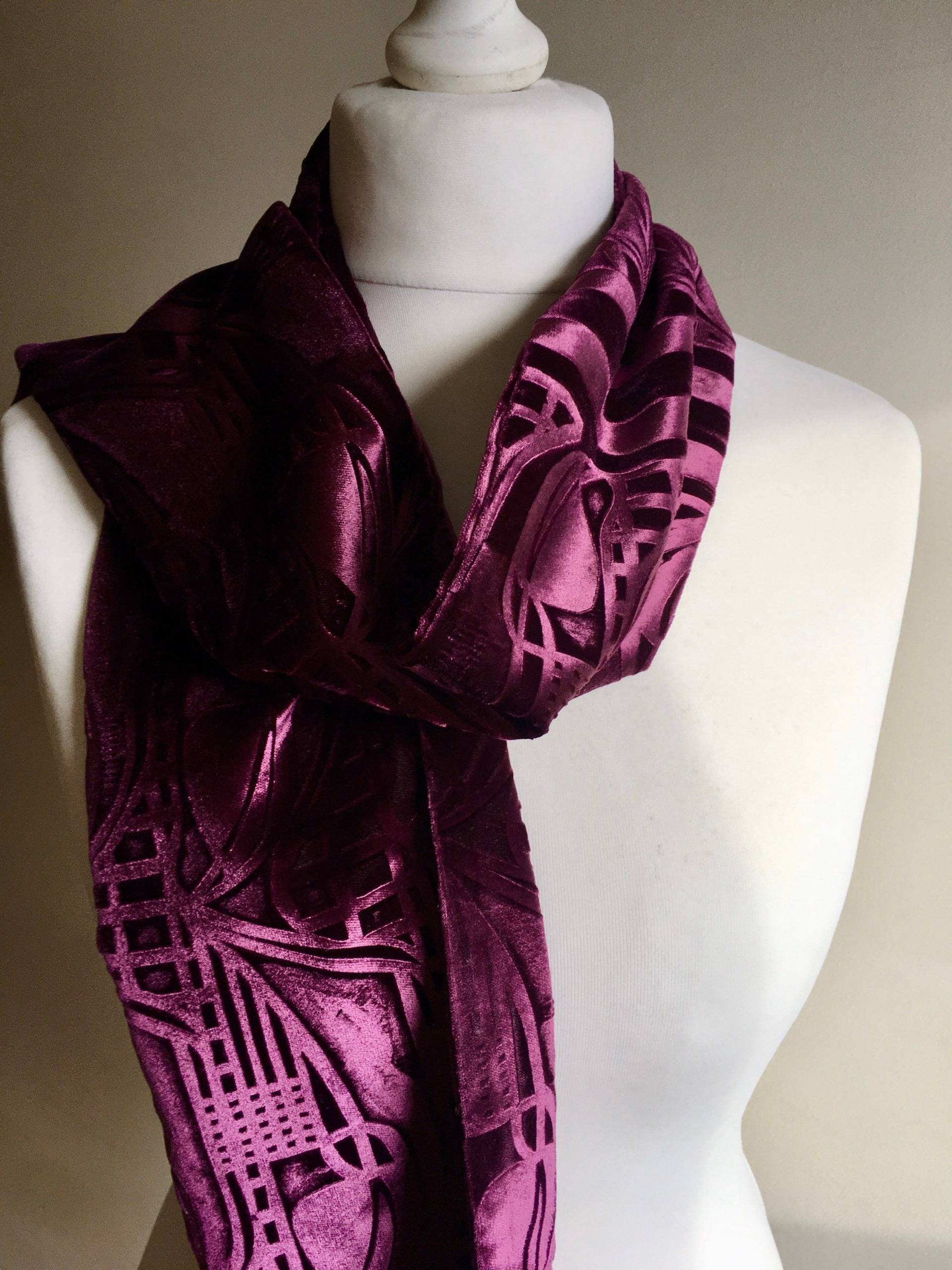 Aubergine Plum Geprägter Samtschal Mit Einem Charles Rennie Mackintosh Design Aubergine Plum Geprägter Samtschal Mit Einem Charles Rennie Mackintosh Design von kimberleymac
