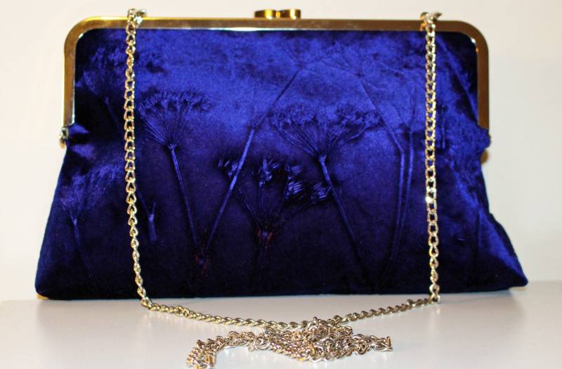 Blaue Kisslock Clutch Aus Samt Mit Kuh Petersilie Design Blaue Kisslock Clutch Aus Samt Mit Kuh Petersilie Design von kimberleymac