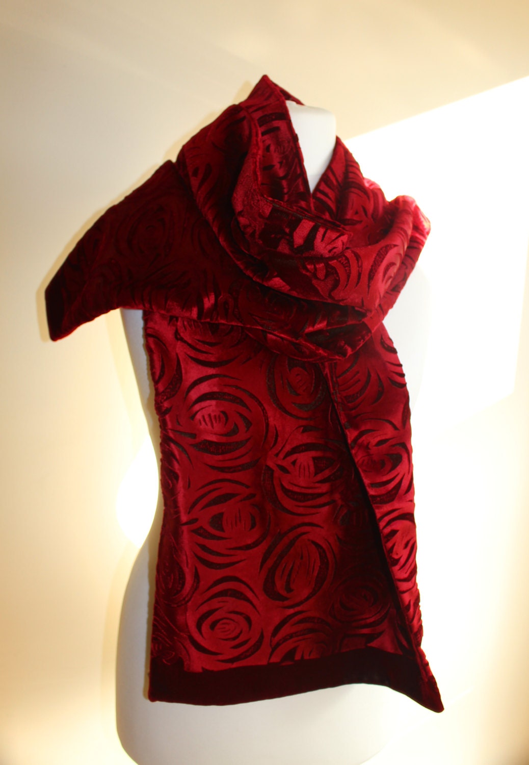 Charles Rennie Mackintosh Rose Design Crimson Geprägt Samt Schal Charles Rennie Mackintosh Rose Design Crimson Geprägt Samt Schal von kimberleymac