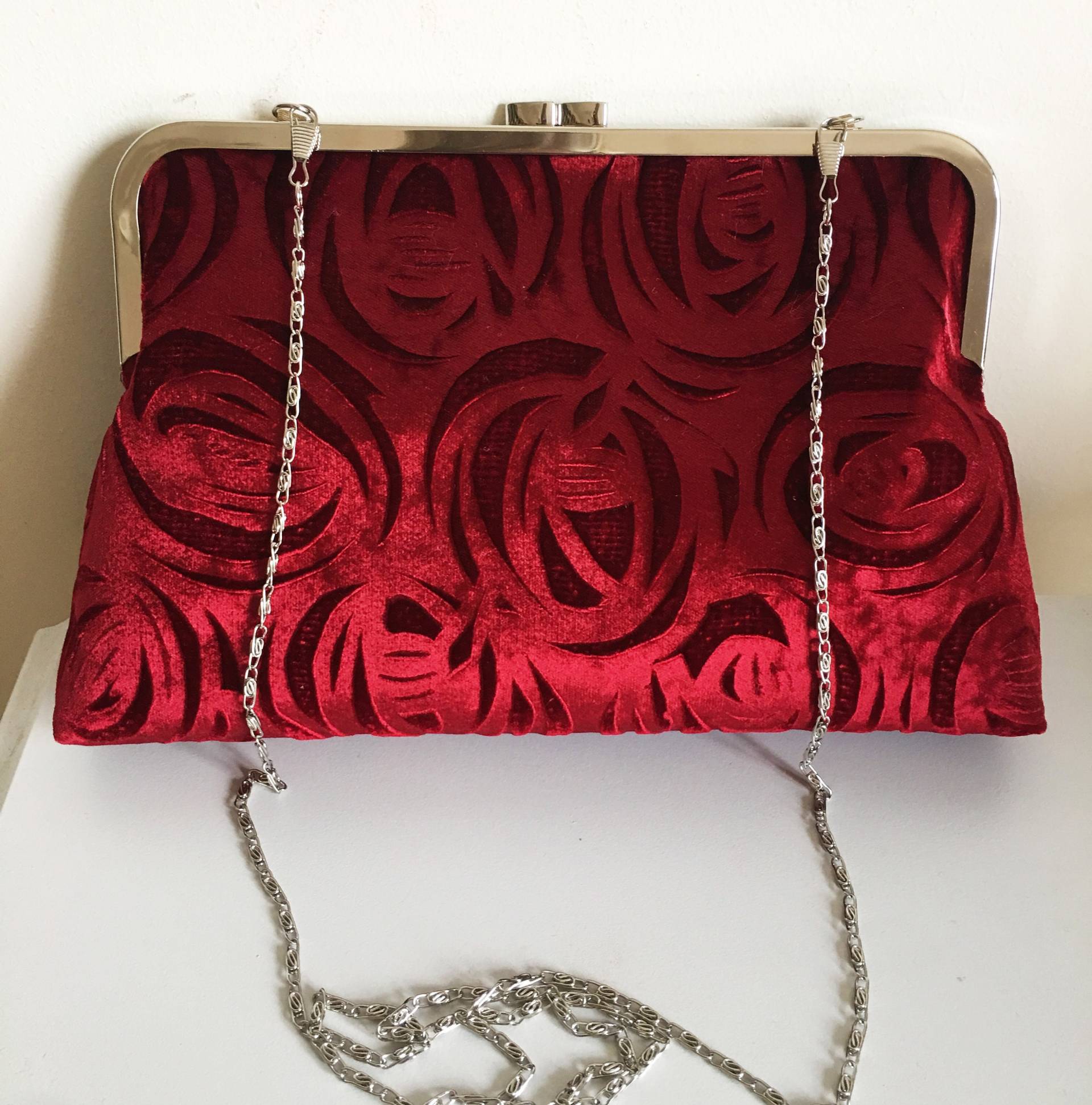 Crimson Rot Schillernden Samt Kisslock Clutch Bag Mit Einem Charles Rennie Mackintosh Rose Design Crimson Rot Schillernden Samt Kisslock Clutch Bag Mit Einem Charles Rennie Mackintosh Rose Design von kimberleymac