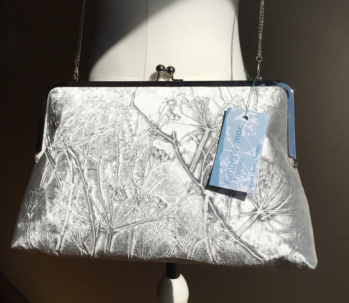 Eine Große Silberne Samt-Clutch-Tasche Mit Blattmuster Eine Große Silberne Samt-Clutch-Tasche Mit Blattmuster von kimberleymac