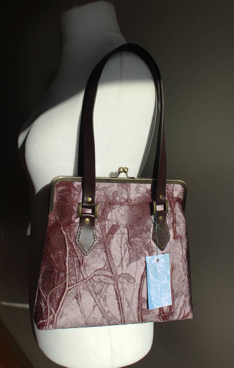 Geprägte Samt Laub Print Silber Irisierende Kisslock Handtasche von kimberleymac