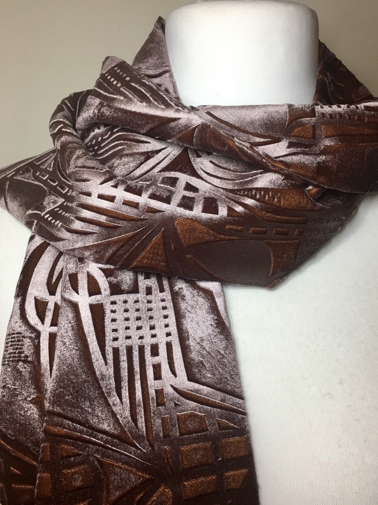Goldfarbener Samtschal Mit Einem Charles Rennie Mackintosh Design Goldfarbener Samtschal Mit Einem Charles Rennie Mackintosh Design von kimberleymac