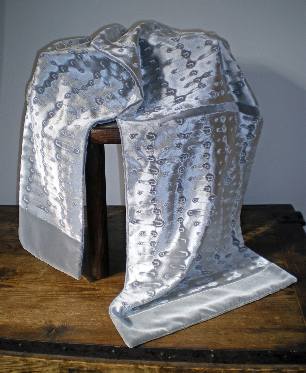 Handbedruckt Geprägt Samt Schal Sicherheitsnadel Design Handbedruckt Geprägt Samt Schal Sicherheitsnadel Design von kimberleymac