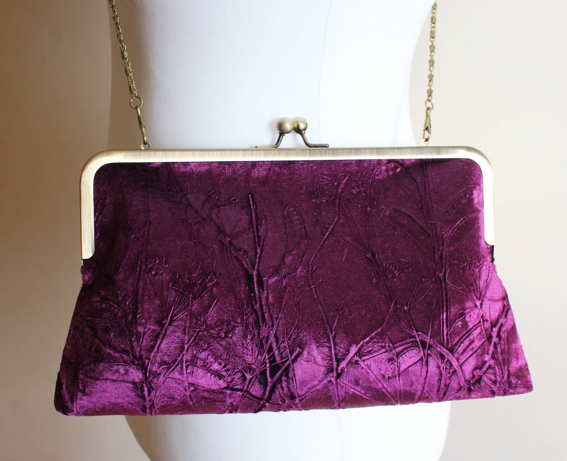 Handbedruckte Clutch-Tasche Aus Tiefem Auberginefarbenem Samt Mit Laubmuster Handbedruckte Clutch-Tasche Aus Tiefem Auberginefarbenem Samt Mit Laubmuster von kimberleymac