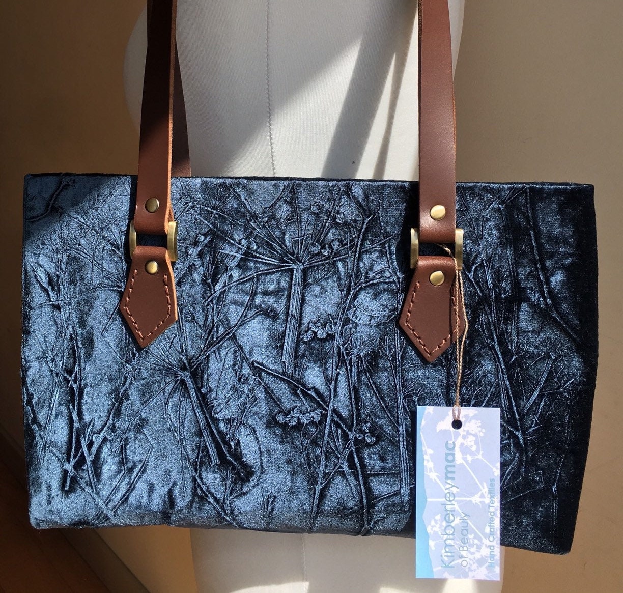 Handbedrucktes Blaues Samt Laub Tote Bag Mit Ledergriffen Handbedrucktes Blaues Samt Laub Tote Bag Mit Ledergriffen von kimberleymac