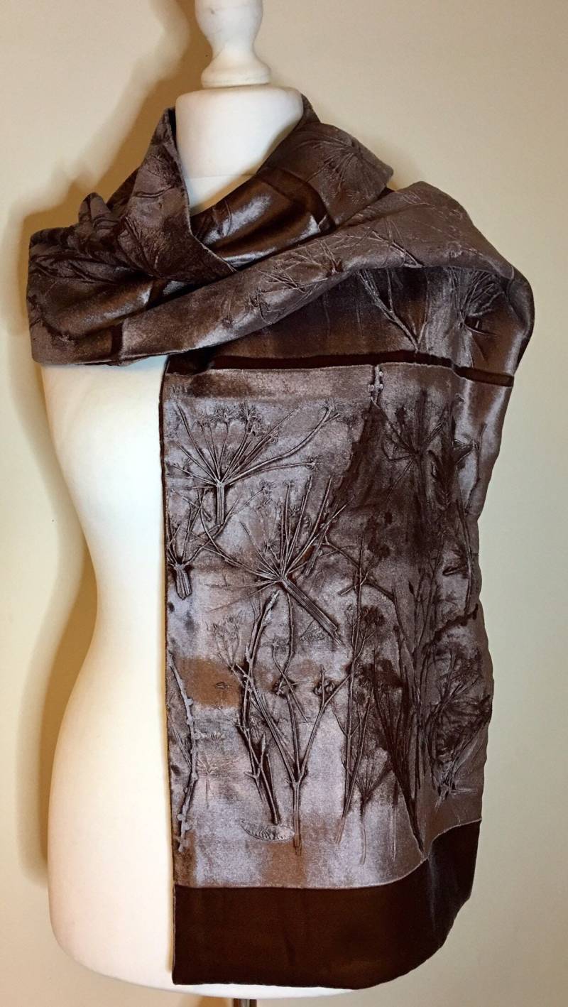 Handbedrucktes Laub Irisierende Samt Wrap von kimberleymac