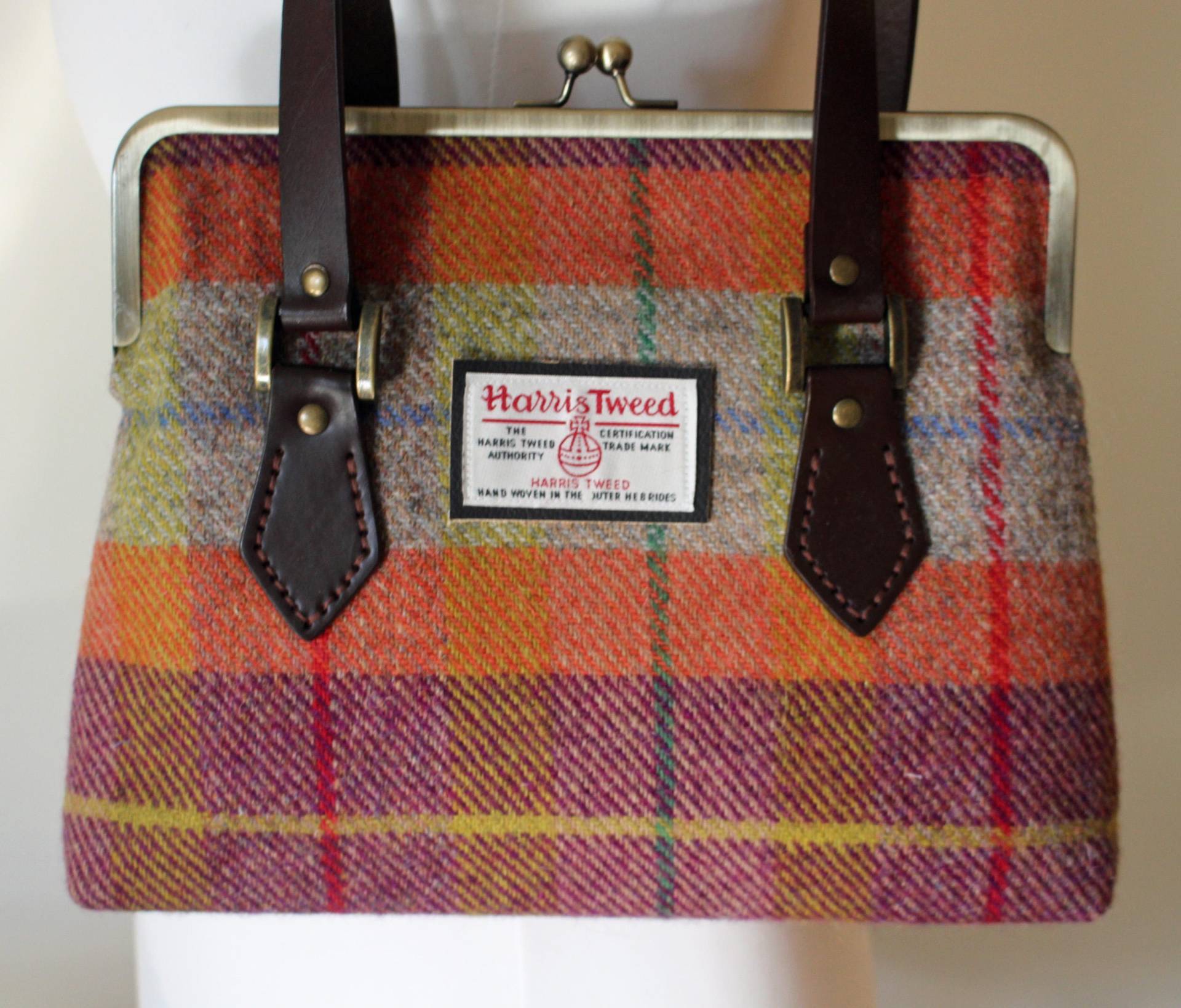 Harris Tweed Tartan Karo Kisslock Handtasche Mit Lederriemen Harris Tweed Tartan Karo Kisslock Handtasche Mit Lederriemen von kimberleymac