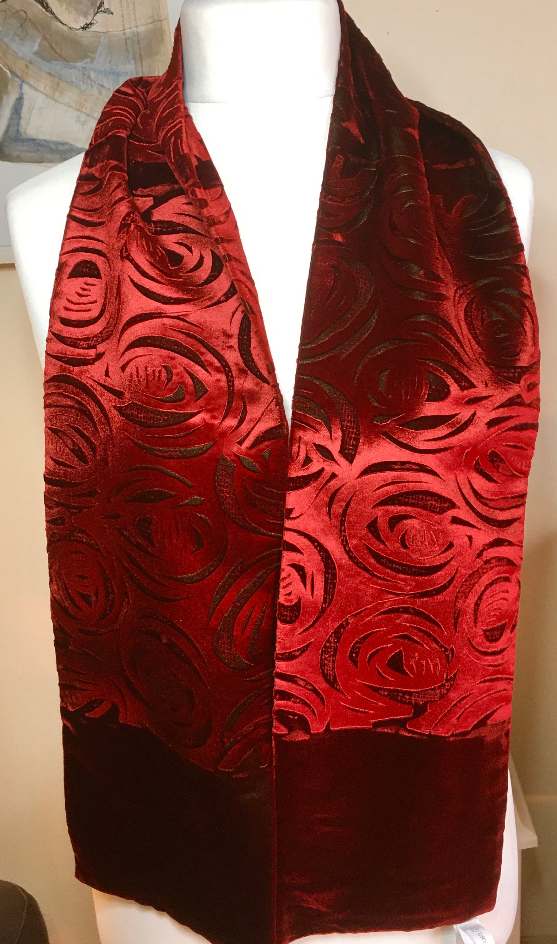 Purpurroter Samtschal Mit Einem Handbedruckten Charles Rennie Mackintosh Rose-Design Purpurroter Samtschal Mit Einem Handbedruckten Charles Rennie Mackintosh Rose-Design von kimberleymac