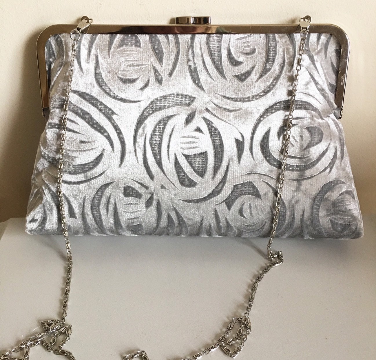 Silber Hand Geprägt Samt Kisslock Clutch Tasche Mit Einem Charles Rennie Mackintosh Rose Design Silber Hand Geprägt Samt Kisslock Clutch Tasche Mit Einem Charles Rennie Mackintosh Rose Design von kimberleymac