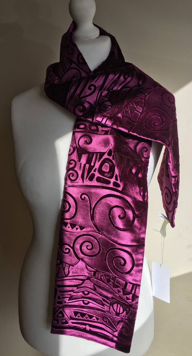 Von Gustav Klimt Inspiriertes Handgeprägtes Samttuch in Aubergine Von Gustav Klimt Inspiriertes Handgeprägtes Samttuch in Aubergine von kimberleymac