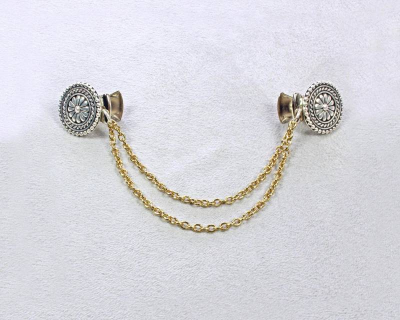 Doppelte Goldkette An Silberfarbenem Pullover-Clip Doppelte Goldkette An Silberfarbenem Pullover-Clip von kimsbling