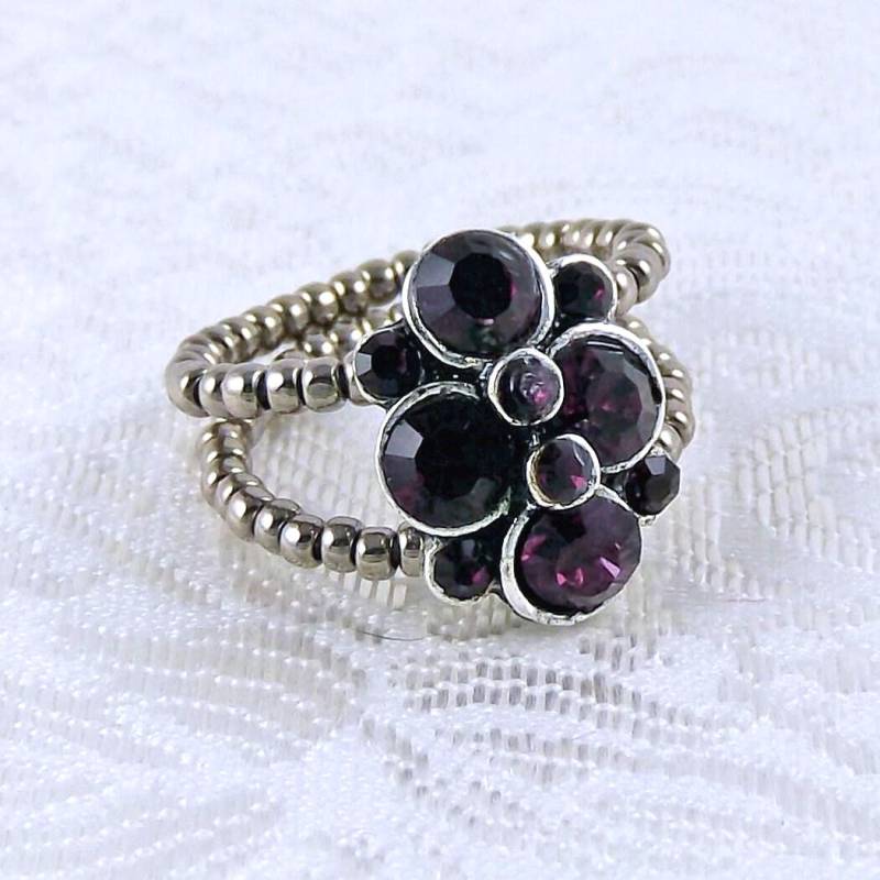 Dunkle Amethyst Lila Kristall Blume Auf Antik Silber Ring Dunkle Amethyst Lila Kristall Blume Auf Antik Silber Ring von kimsbling