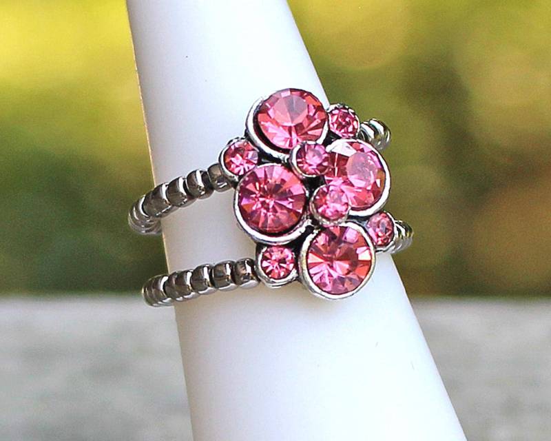 Rosa Kristall Blume Auf Antik Silber Stretch Ring von kimsbling