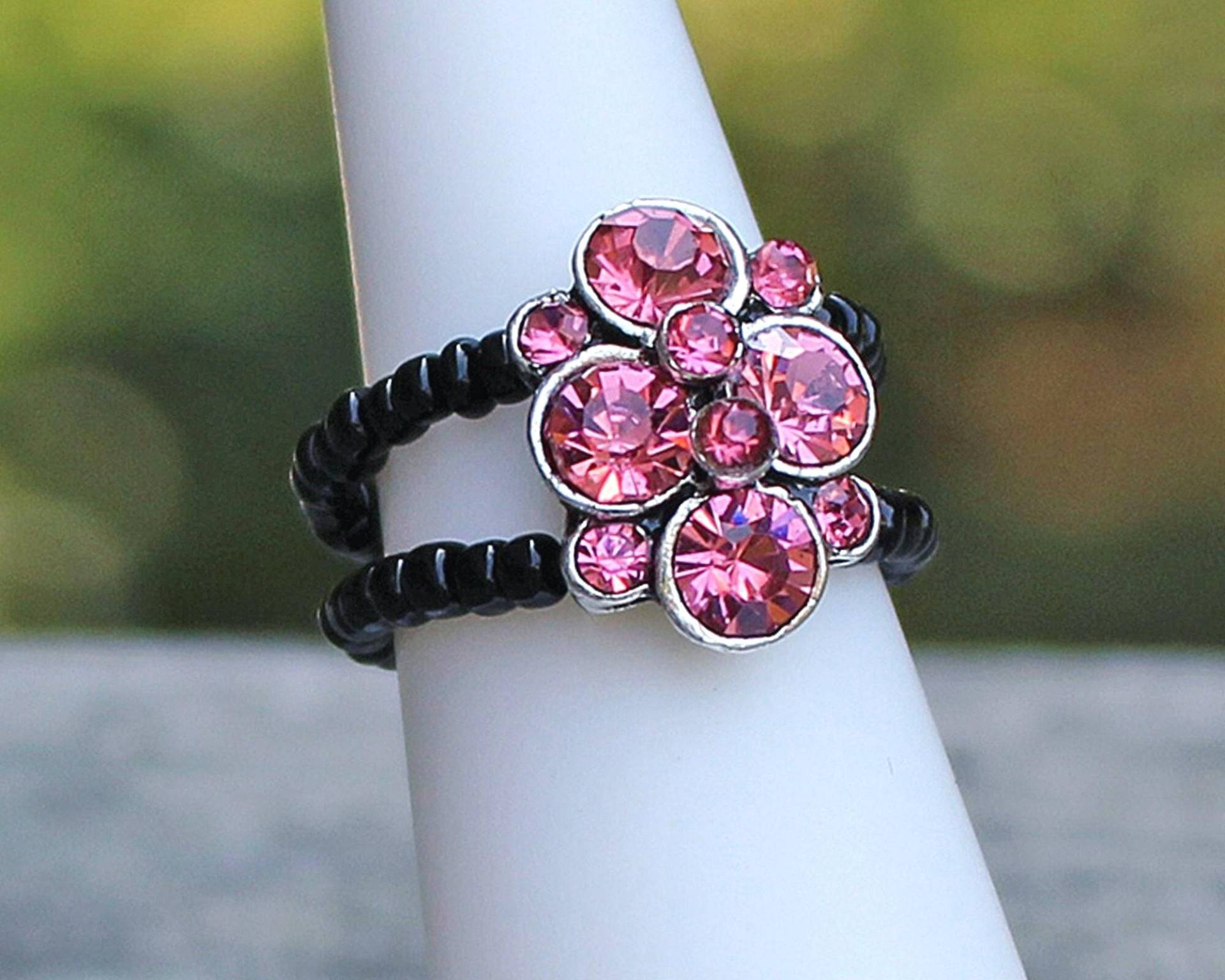 Rosa Kristall Blume Auf Schwarzem Stretch Ring Rosa Kristall Blume Auf Schwarzem Stretch Ring von kimsbling