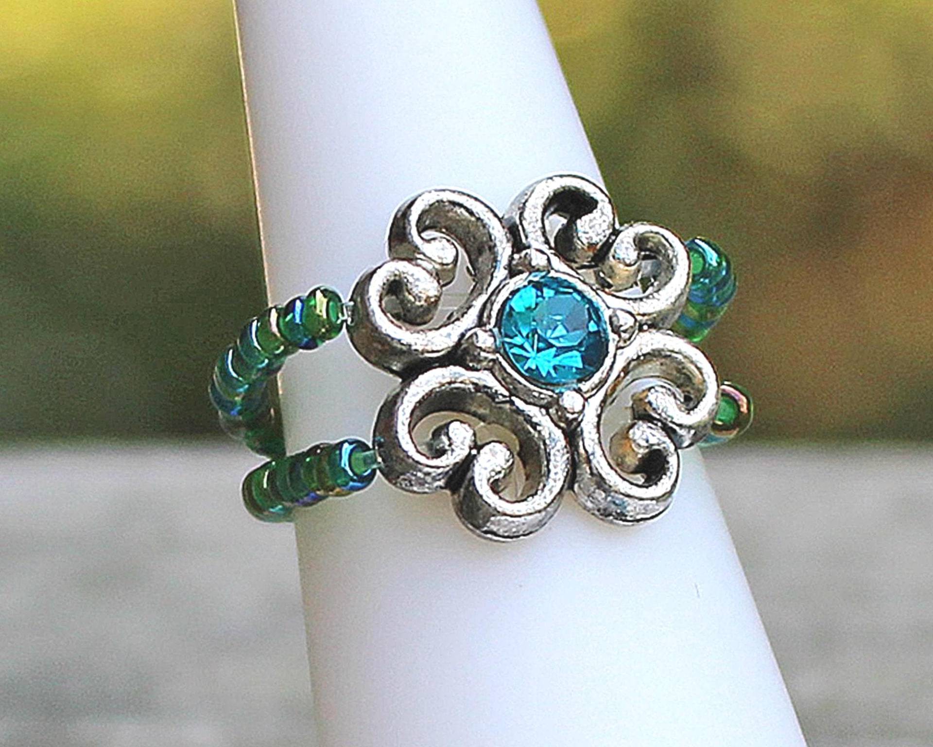 Türkis Kristalle Auf Meergrün Seed Bead Stretch Ring Türkis Kristalle Auf Meergrün Seed Bead Stretch Ring von kimsbling