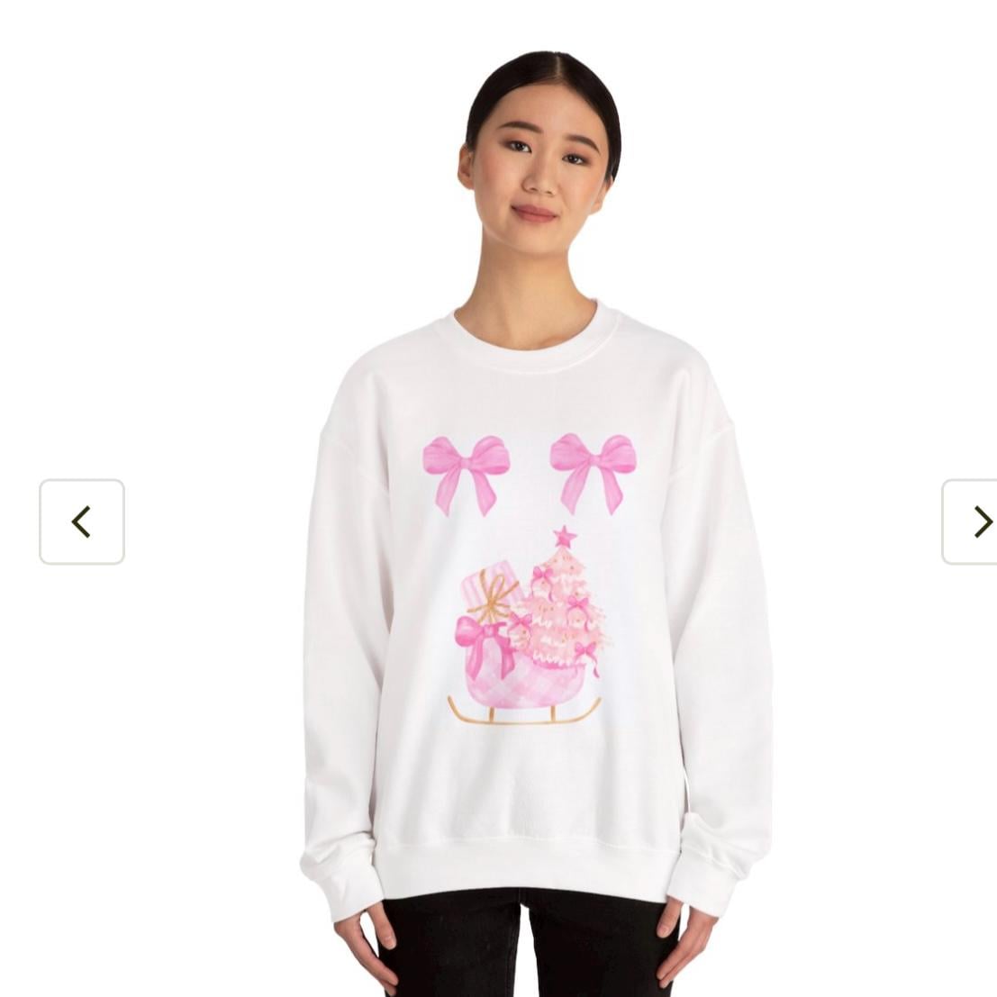 Rosa Weihnachts-Sweatshirt Pastell Weihnachten Pinker Baum & Geschenk Süßer Winter Pulli Weihnachtsoutfit Damen Kinderglitzerzauber von kinderglitzerzauber