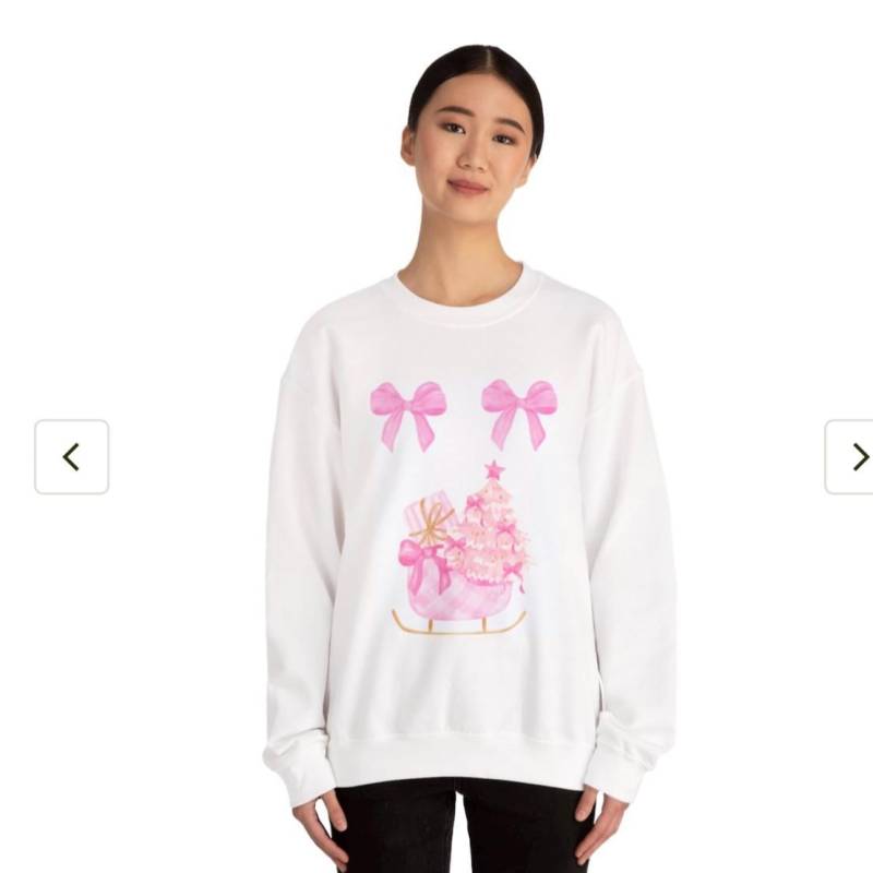 Rosa Weihnachts-Sweatshirt Pastell Weihnachten Pinker Baum & Geschenk Süßer Winter Pulli Weihnachtsoutfit Damen Kinderglitzerzauber von kinderglitzerzauber