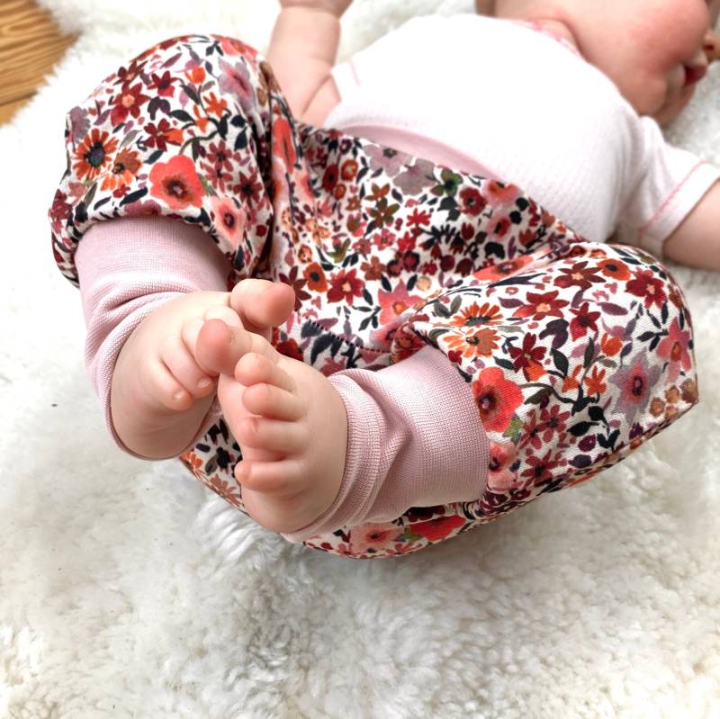 Baby-Pumphose Blumenwiese Babyhose Jersey Mädchen von kinnerleev