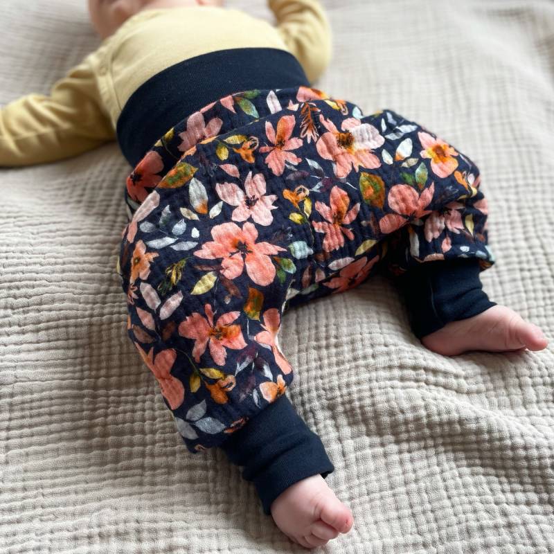 Babyhose Musselin Blumen Dunkelblau Pumphose, Sommerhose, Mädchen von kinnerleev