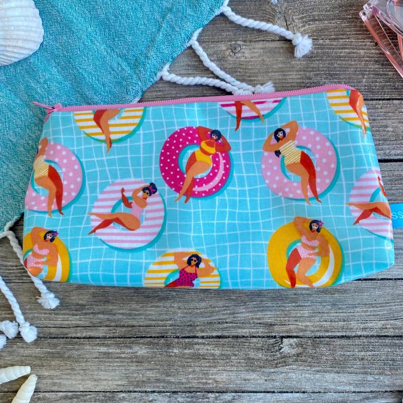 Tolles, Wasserabweisendes Wetbag/ Kulturbeutel in Mittlerer Größe, Geschenk Schwimmen, Schwimmbad, Schwimmreifen. Frauen, Urlaub Tolles, Wasserabweisendes Wetbag/ Kulturbeutel in Mittlerer Größe, Geschenk Schwimmen, Schwimmbad, Schwimmreifen. Frauen, Urlaub von kissenknick