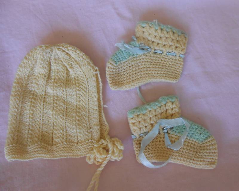 Antike Gestrickte Baby Set Mütze, Booties von kissmyattvintage