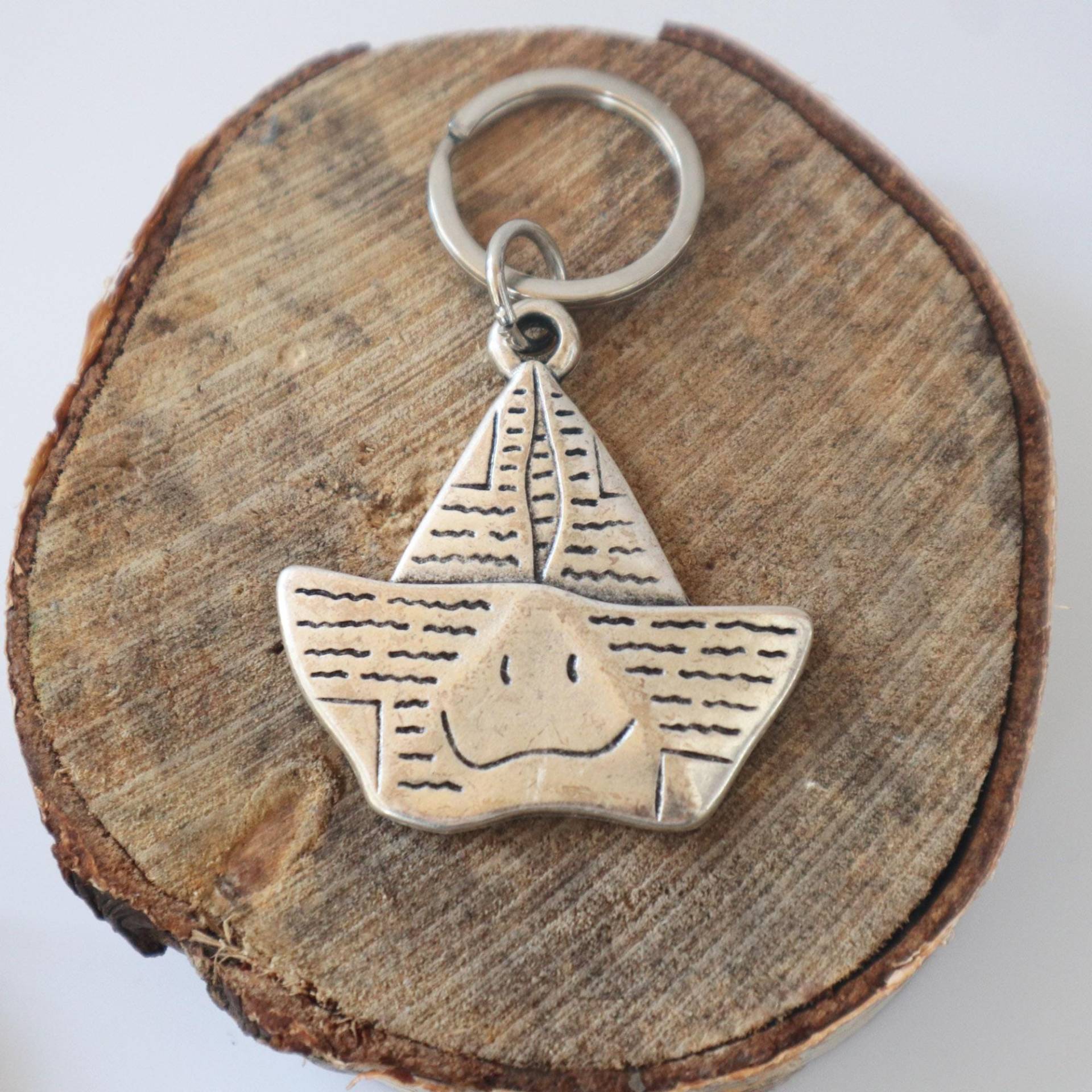 Papierboot - Schlüsselanhänger von kissthatfrogeu