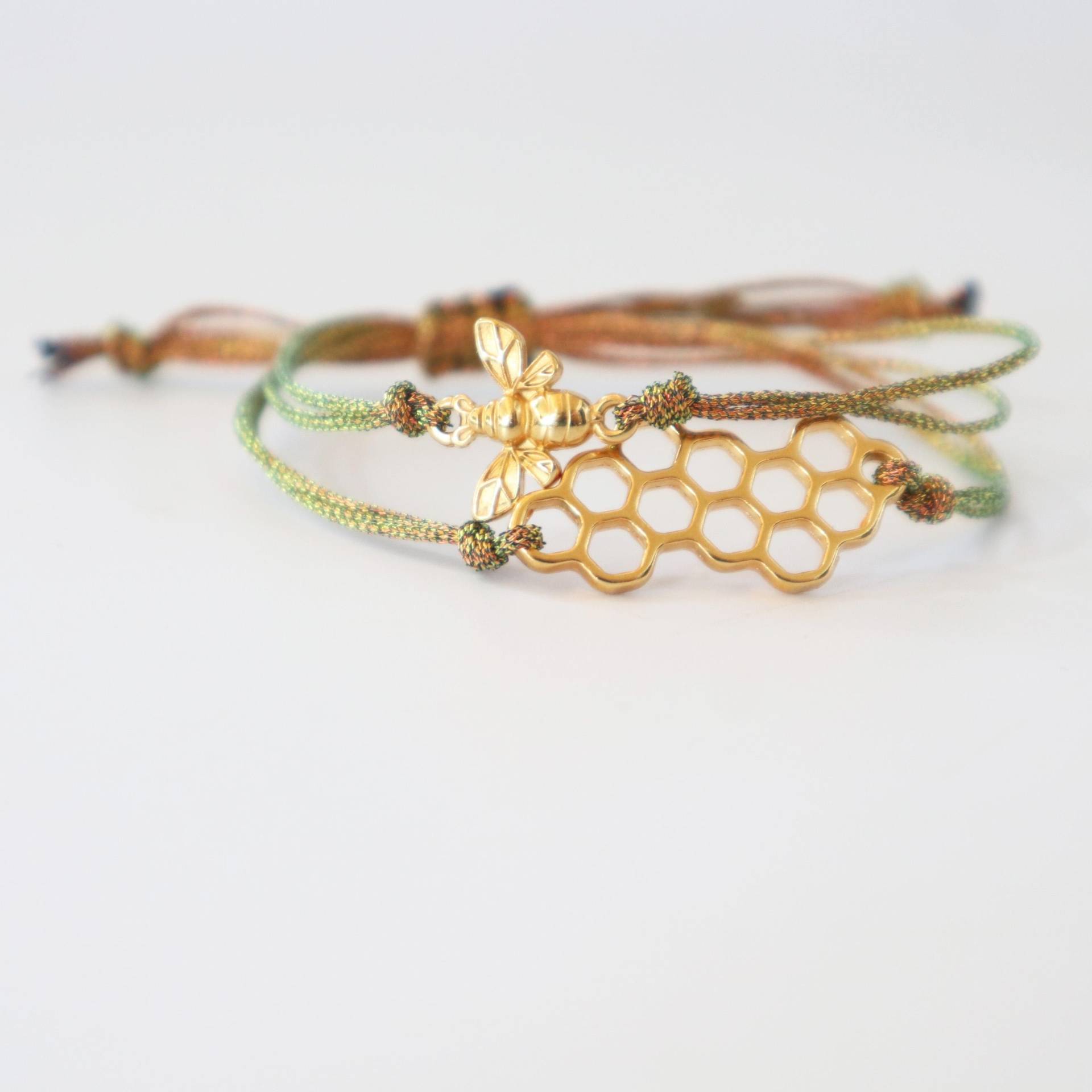 Verstellbares Doppelarmband Mit Bienenanhänger Und Honigwaben An Einem Irisierenden Bronzekordel Verstellbares Doppelarmband Mit Bienenanhänger Und Honigwaben An Einem Irisierenden Bronzekordel von kissthatfrogeu
