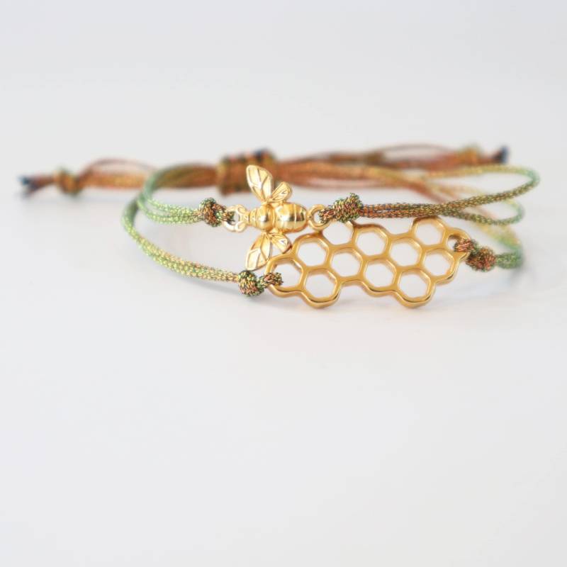 Verstellbares Doppelarmband Mit Bienenanhänger Und Honigwaben An Einem Irisierenden Bronzekordel von kissthatfrogeu