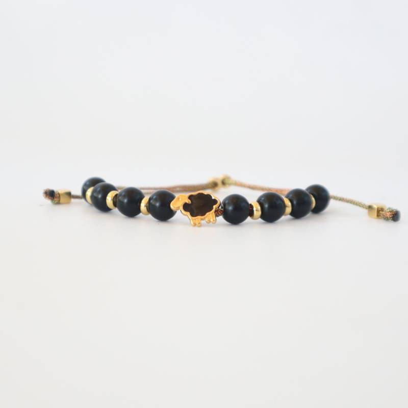 Verstellbares Schwarzes Schaf-Armband Mit 24 Karat Vergoldetem Anhänger Verstellbares Schwarzes Schaf-Armband Mit 24 Karat Vergoldetem Anhänger von kissthatfrogeu