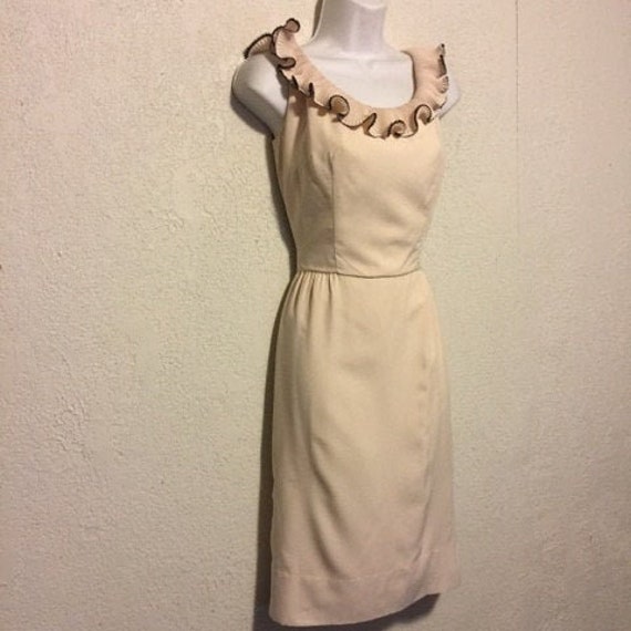 1960S Vintage Rüschen Kleid in Creme & Schwarz Von Johnnye Jr von kitschbitchvintage
