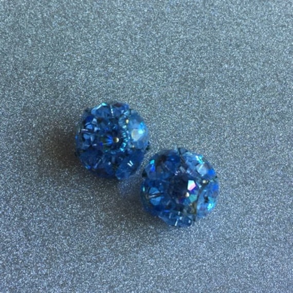 Blaue Aurora Borealis Vintage Glasperlen-Ohrringe von kitschbitchvintage