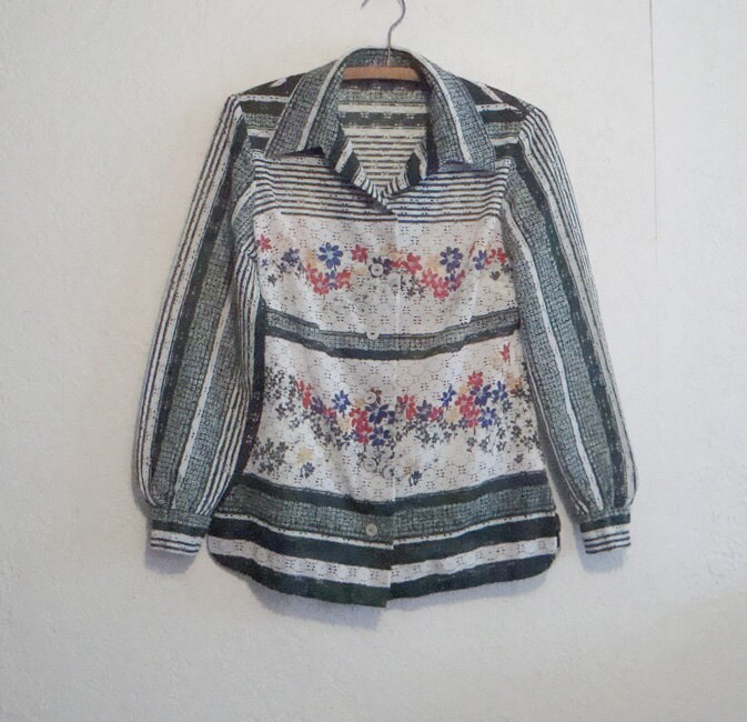 Gestreifte 70Er Bluse Mit Blumen & Gestreifter Ösenspitze ~ M von kitschbitchvintage
