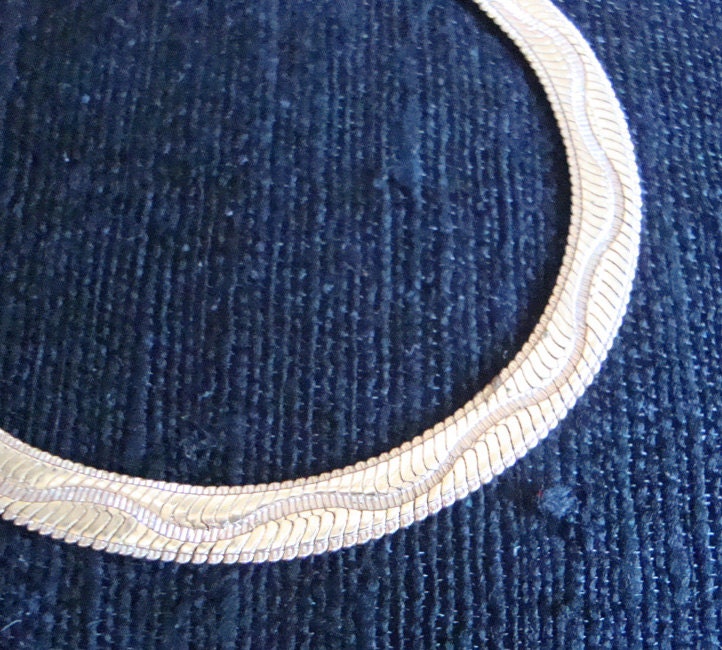 Vintage 1970S/80S Goldfarbenes Ketten-Armband Mit Schlangen-Detail in Der Mitte von kitschbitchvintage