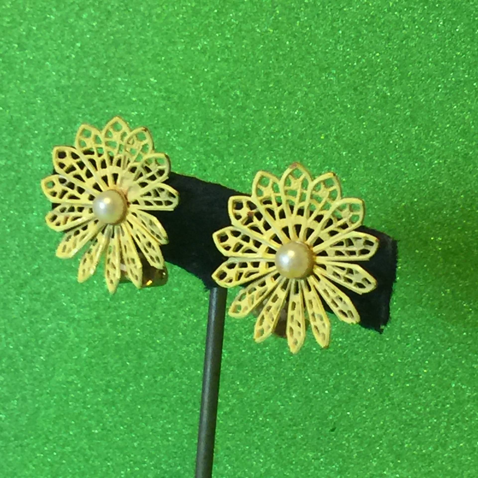 Hellgelbe Vintage Filigrane Blumen Ohrringe Von Marino von kitschbitchvintage