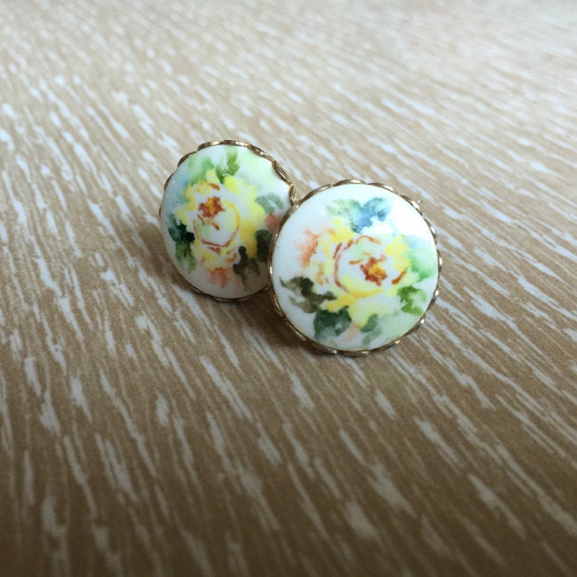 Hübsche Vintage Handbemalte Glasohrringe ~ Gelbe Rosen von kitschbitchvintage