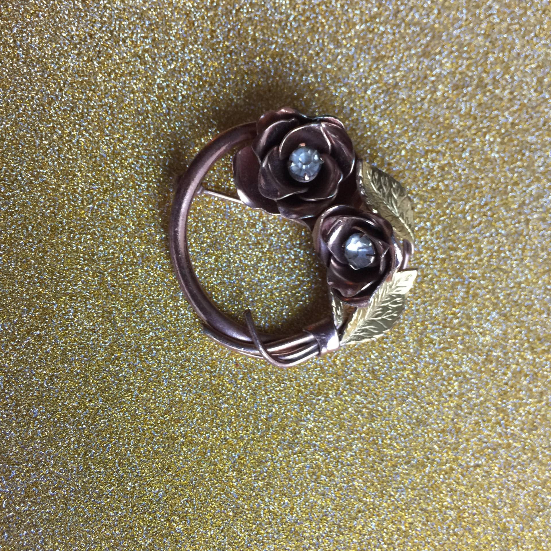 Hübsche Zweifarbige Vintage Coro Brosche ~ Mid Century Strassrosen von kitschbitchvintage