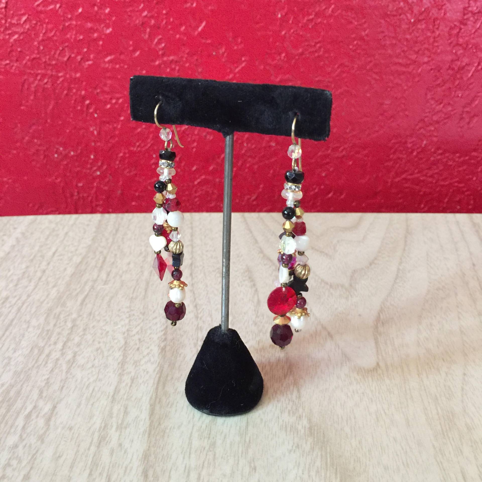 Lange Baumelnde Perlen Vintage Ohrringe ~ Schwarz & Rot von kitschbitchvintage