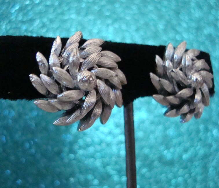 Lisner Vintage Mid Century Silberfarbene Blümchen Ohrringe von kitschbitchvintage