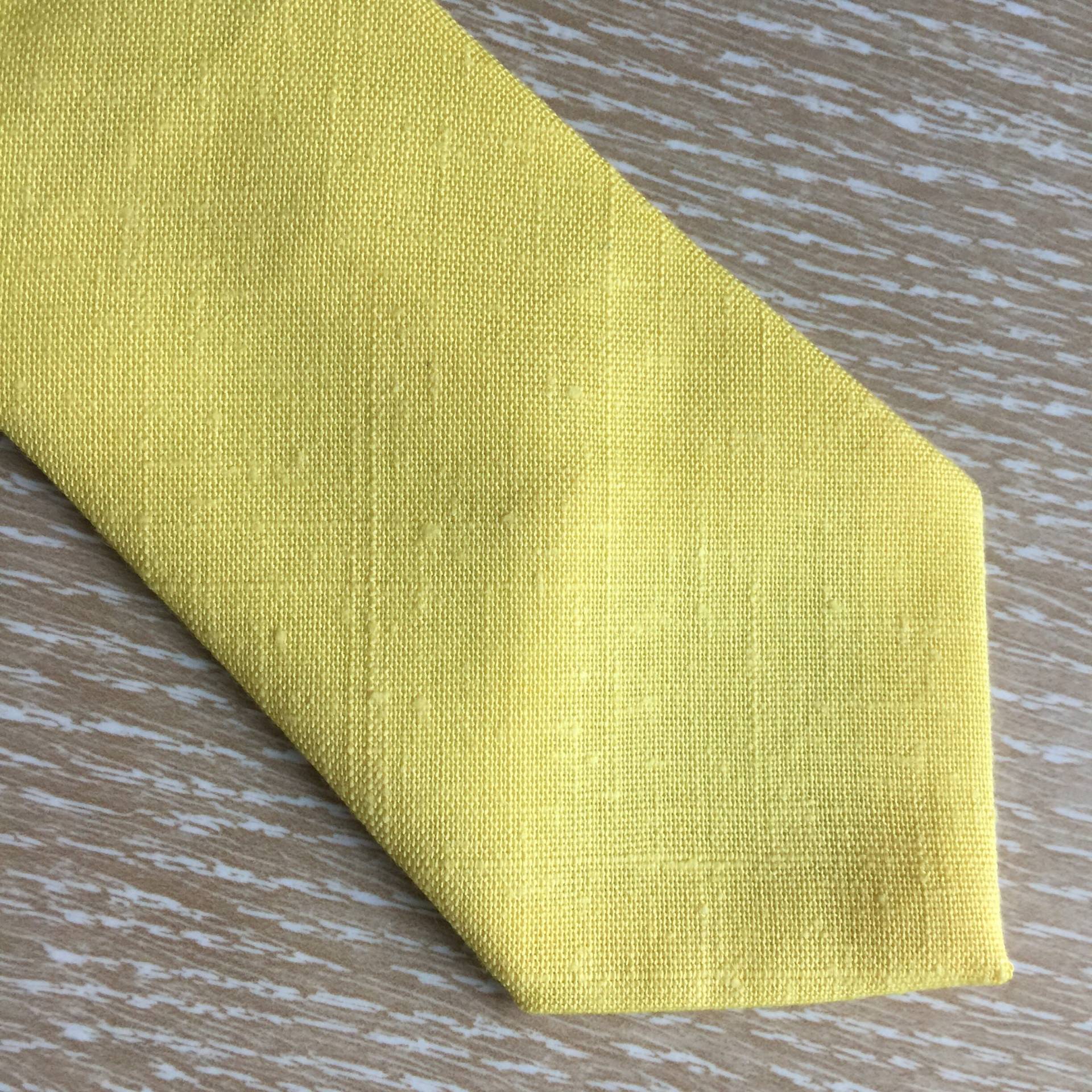 Nos Vintage Gelbe Texturierte Krawatte Von John Frederics von kitschbitchvintage